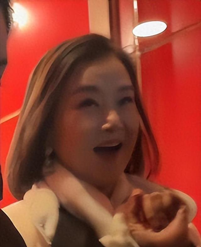 宋祖英和老友在北京观看京剧《穆桂英挂帅》