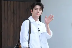 李佳琦跨界披哥，初舞台要“买它”舞？网友：这跨界我粉了！图片