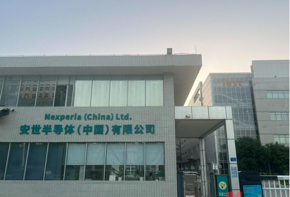 荷兰记者问首相：你认为荷兰的行为愚蠢吗，看看他怎么说？