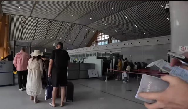 爱尔兰情侣带着偏见来中国旅游，结果不到二十四小时就被打脸三次