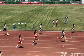 苏州小学生田径赛18人次打破市纪录图片