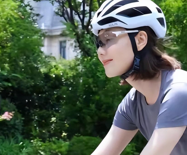 讨好大佬，陪睡上位，遭央视“开除”	，她身上的标签哪个才是真的