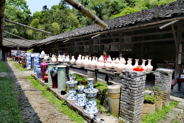 江西景德镇古窑区满地都是名贵瓷器，漂亮养眼逗人爱，没人敢碰瓷