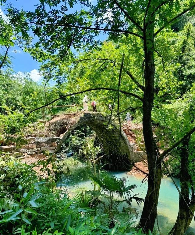 湖北又一景点火了，被称为武汉“小九寨”，夏天平均温度25℃！