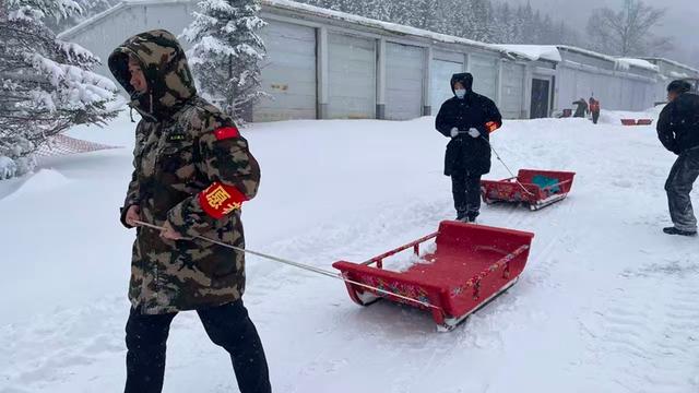 爱心爬犁免费姜茶还有年货大集，雪乡贴心服务比雪景更美
