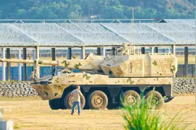 155巨炮装上大八轮战车，模块化无人炮塔，全自动榴弹炮震撼登场图片