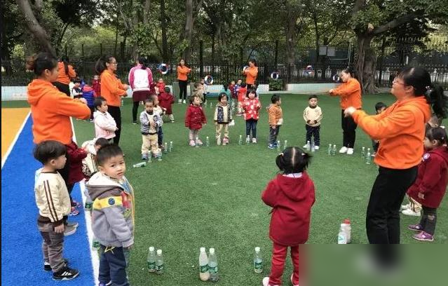 幼儿园孩子“男女混睡”，老师拍午休照发群里，班级群顿时炸了锅