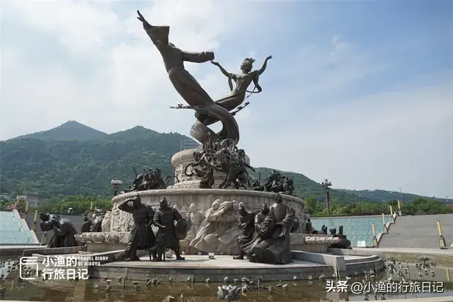 OK，西安华清池里的杨贵妃雕像“穿”上秋裤了！