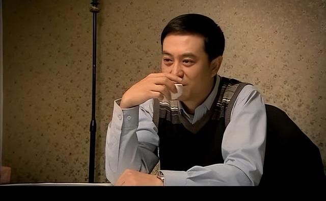 钱再多也没用！55岁张嘉译现状曝光，病情严重到连走路都站不直