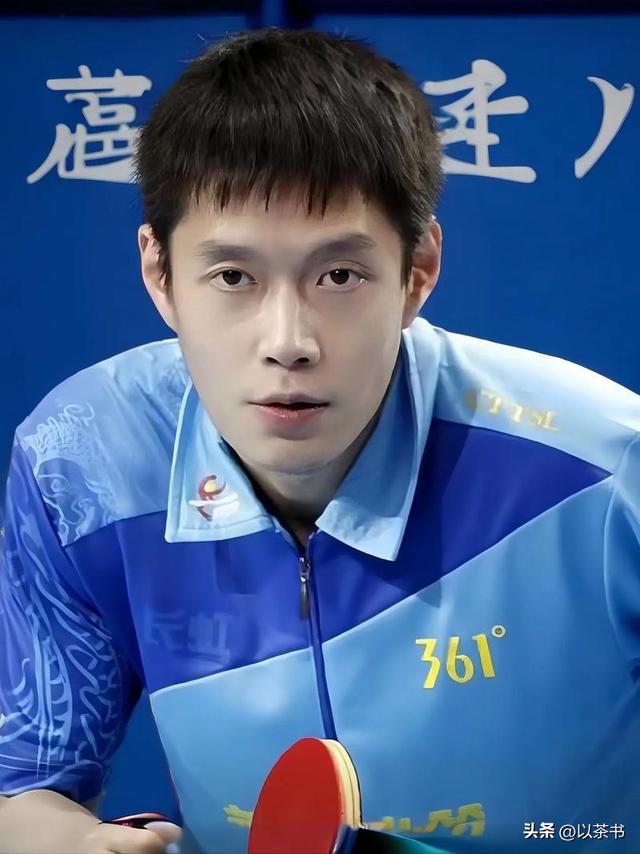 稀罕的男乒聚餐合影：王皓人群中特显眼，邱贻可的脸果然名不虚传