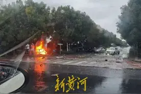 苏州一小鹏汽车和特斯拉疑似飙车，小鹏汽车失控撞毁，客服：交警已介入调查图片