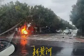 苏州一小鹏汽车和特斯拉疑似飙车，小鹏汽车失控撞毁，客服：交警已介入调查图片