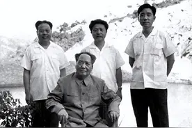 1966年，毛主席秘密回到韶山，独自住在滴水洞11天，一张罕见留影图片