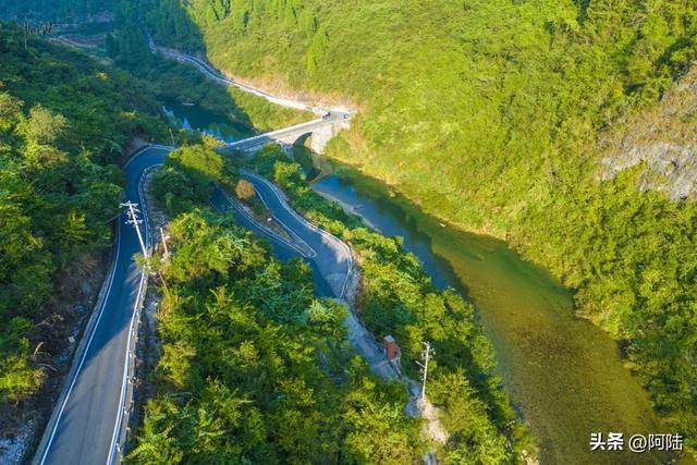 铜仁大峡谷旁边有条村道，由连续十多个发夹弯组成，堪称跑山胜地