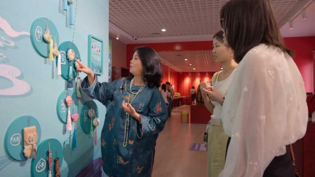 张忠芳：一针一线间串起深山与故宫的对话｜乡村有工匠