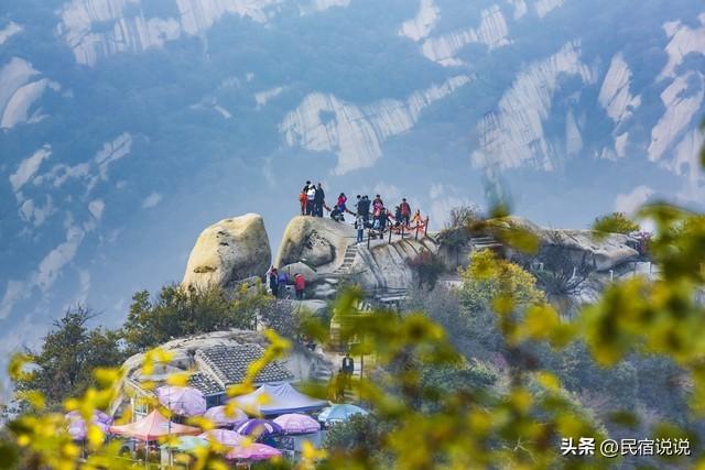 惊呆了！男子登顶华山直接先做十大碗。