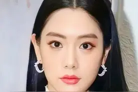 性感妩媚，时尚前卫，身姿曼妙的克拉拉，魅力无限的写真照图片