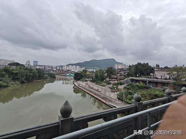 江边古镇风景不错，值得一看