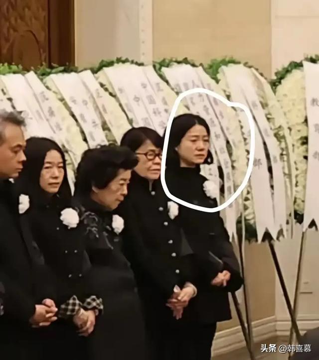 杨振宁追悼会现场曝光，翁帆穿黑衣表情悲伤，站在子女家人前面