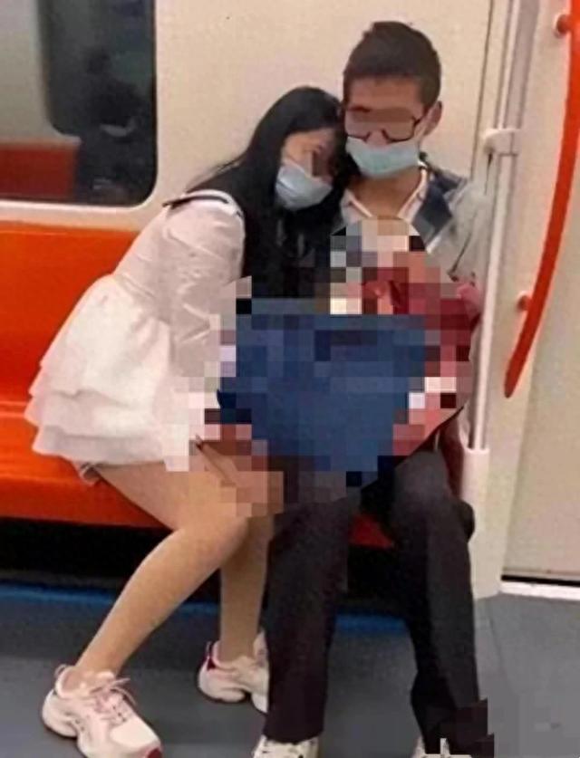 上海地铁情侣不雅行为曝光：皮包遮盖部位引关注