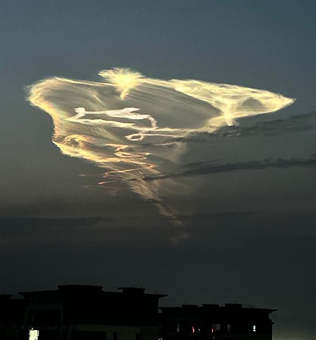 傍晚 石家庄天空出现巨型不明发光体