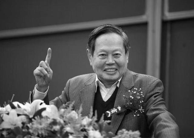 杨振宁葬礼结束，身披国旗无数人送行，可三大恶心情况还是发生了