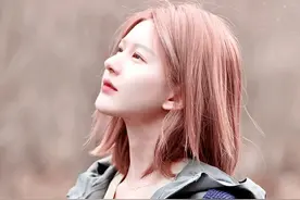 粉色头发的11位明星，赵丽颖一般，赵露思忧郁，她美得像人间芭比图片