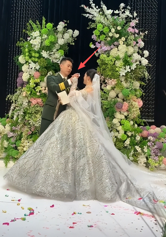 张自轩婚礼现场，新娘很强势两次拒绝他的亲密动作	，岳父实力不菲