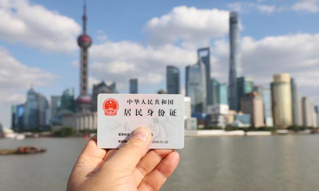 2026年多大年龄不用换第三代身份证，这3类人终身免换证？