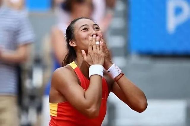 原来李娜真没说错！被人民日报点名的郑钦文，暴露真实处境！