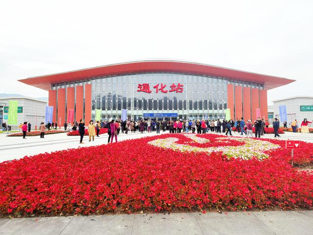 首班高铁抵达吉林通化站现场直击