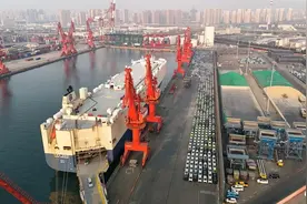 3000余辆比亚迪新能源汽车装载出口，青岛边检站保障船舶“即靠即作，即办即走”！图片