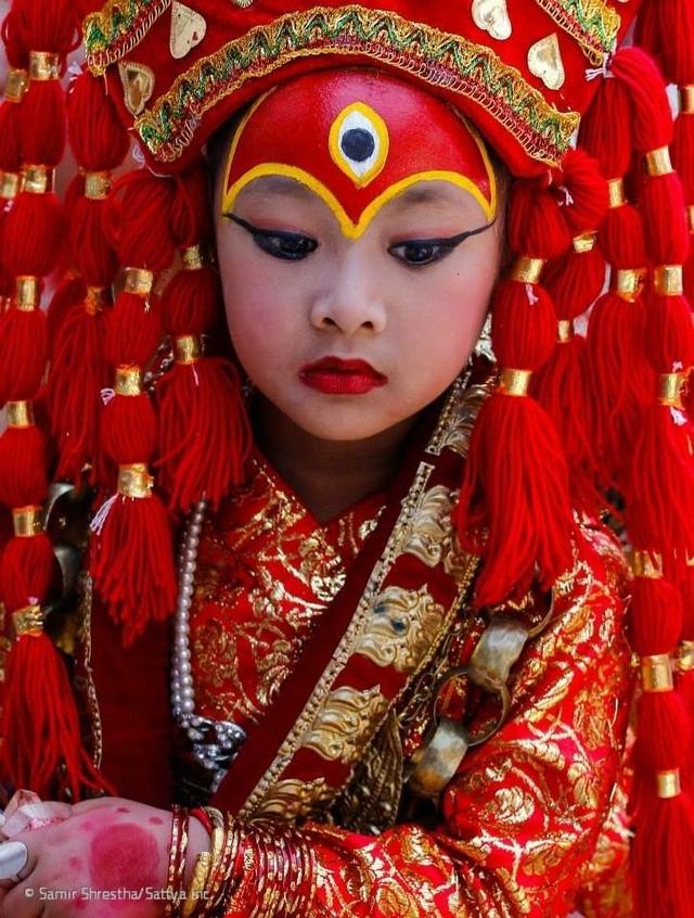 尼泊尔新任活女神：仅2岁接受万人朝拜，此后10年必须脚不沾地
