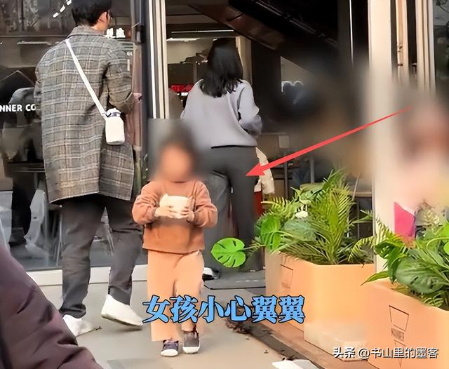 女孩打翻水杯后续：母女道歉，正脸被扒已社死，女孩状态让人担忧