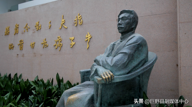 “鲁迅夹烟”，该“灭”吗？