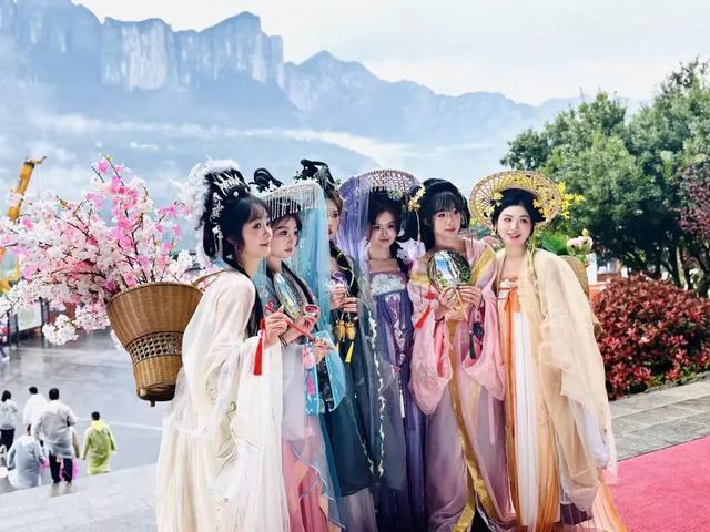 清明小长假接待9.5万人次！恩施大峡谷春日画卷引八方来客