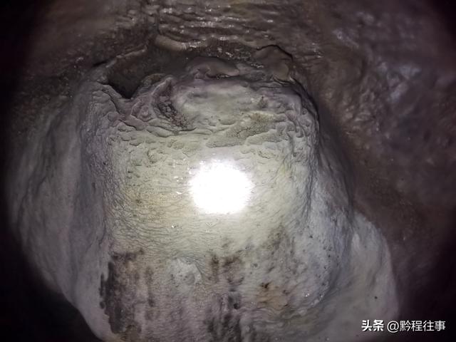 寻找一个古人类遗址不遇，居然无意间发现了一个躲匪洞