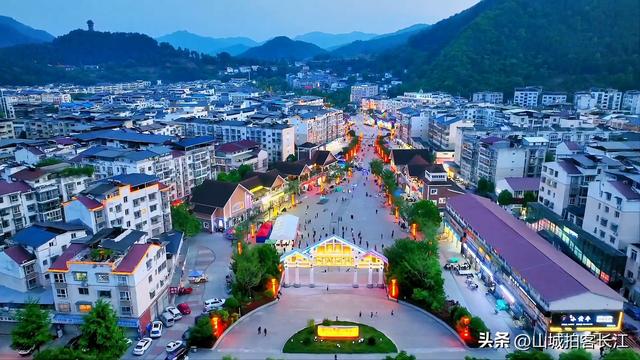 四川交通奇特的县，建双高铁站便利邻县和乡镇，绝色美景有吸引力