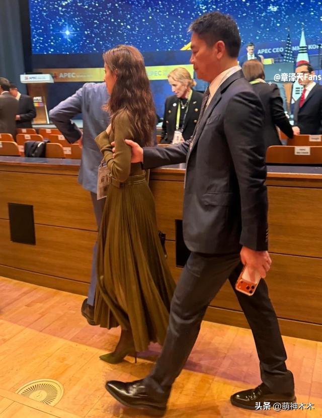 刘强东搀扶章泽天，女方态度冷淡疑似冷战，像极黄晓明给杨颖提裙