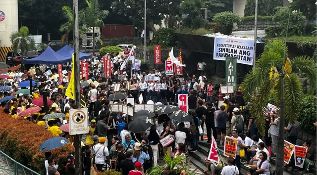 菲律宾彻底炸锅！民众怒吼：马科斯赶紧下台，让位杜特尔特女儿