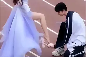 漂亮学姐在操场上练习舞蹈，网友：这男孩儿已经成全校男生的公敌图片