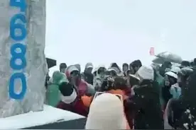 玉龙雪山海拔4680米观景台 多名游客大打出手 景区:疑因排队拍照起争执图片