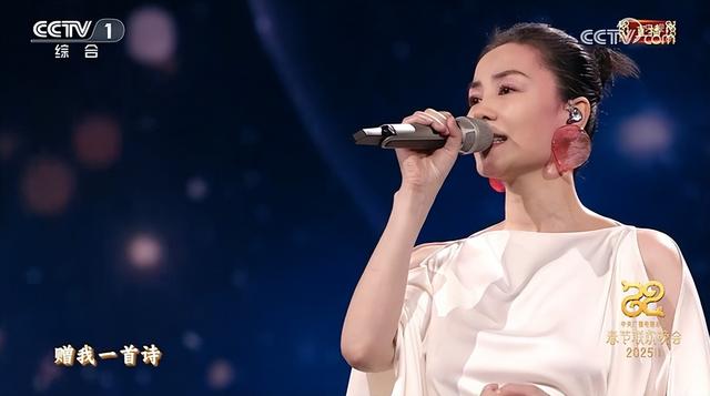 官方发文，高调官宣56岁王菲喜讯，让谢霆锋和整个娱乐圈沉默了