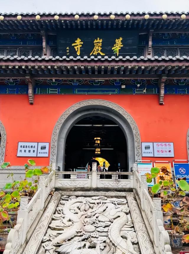 在上班和上进之间，我们选择了上香：重庆都市寺庙修行指南