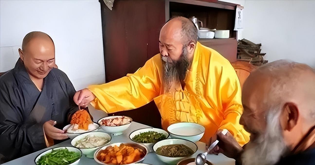 和尚们每天吃素还会发福？看了他们的伙食，瞬间明白为啥长胖了