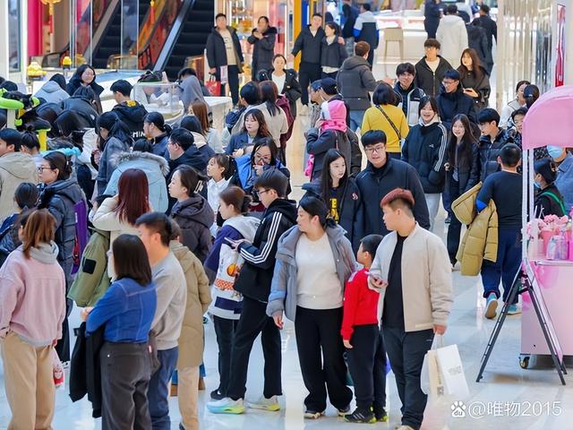 从寺庙到商场，年轻人为啥扎堆拜财神？购物中心的流量焦虑藏不住