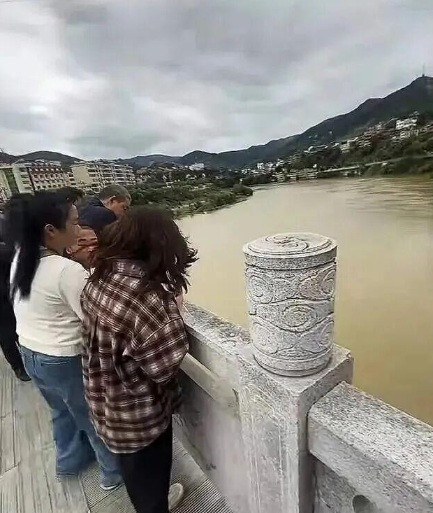 新郎跳河后续！3人已被处罚，并非传闻那么简单，父亲发声更扎心