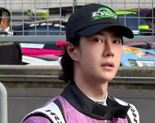 演员王一博挑战徒手攀岩，不慎手滑坠海！中国探险协会：系“深水抱石”项目，有专业安全团队陪同