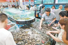 “菜篮子”供应充足价格亲民！“一元蔬菜”吸引市民选购图片
