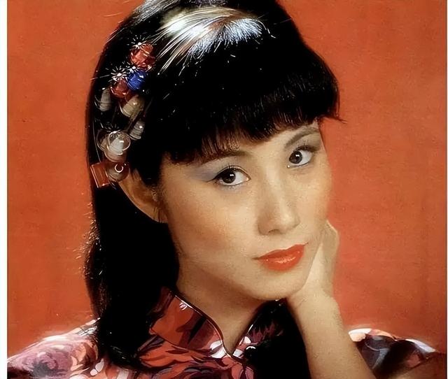 78岁路都走不稳还开演唱会捞金，全网恶评如潮，她却扬言回馈粉丝